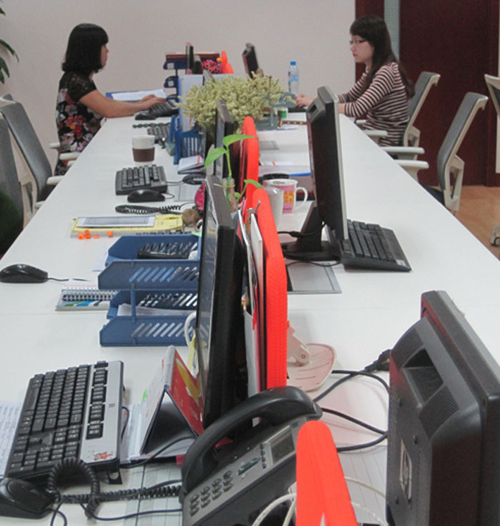 Theo quy định, màn hình máy tính phải để thẳng, ngay ngắn, không được tự ý xoay màn hình. Tài liệu trong giá phải được để ngăn nắp, gọn gàng.