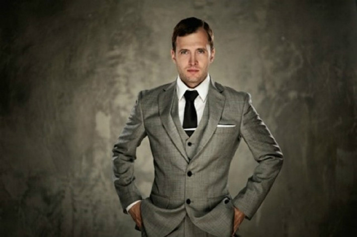 7. Desmond Merrion Supreme Bespoke, giá: 47.500 USD. Desmond Merrion là một trong những thợ may nổi tiếng nhất về huyền thoại Savile Row, London (Anh). Merrion đã dành rất nhiều tháng để hoàn thành bộ vest này. Được biết, tất cả các công đoạn may đều được làm thủ công.
