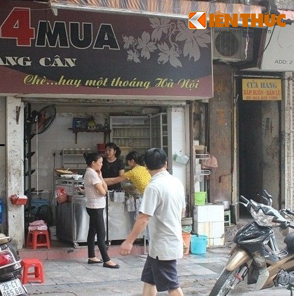 Quán chè nổi tiếng trên phố Hàng Cân (quận Hoàn Kiếm) có diện tích chưa tới 2m2. Cửa hàng chật hẹp chỉ để vừa đủ chỗ cho chiếc tủ đựng đồ và người đứng bán hàng. Người chủ cho biết, do quán nằm ở ngã tư nhộn nhịp nên chị chấp nhận thuê với giá cao, nhưng bù lại, quán khá đông khách vào cuối tuần. Nếu muốn ngồi lại để thưởng thức, khách hàng phải kê ghế nhựa ra vỉa hè để ngồi tạm.