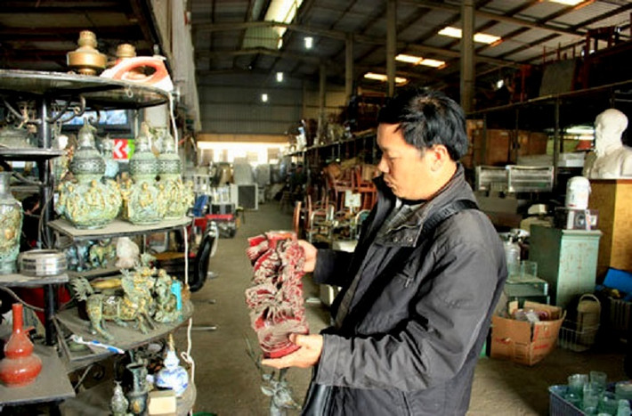 Cạnh khu đồ nội thất cũ là ba gian hàng đồ giả cổ.