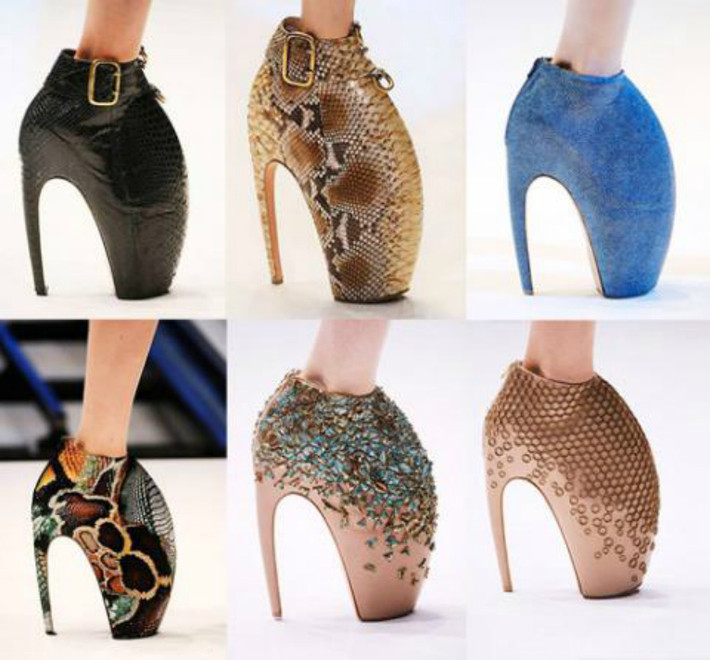8. Giày hình con tatu: Một trong những thiết kế trở thành biểu tượng của thương hiệu Alexander McQueen chính là đôi giày hình con tatu. Tuy nhiên, đây lại được xem là thiết kế “khó nhằn”, thậm chí là với cả những tín đồ đam mê thời trang cuồng nhiệt nhất. Có lẽ, chỉ có cô ca sĩ với những kiểu thời trang kì dị Lady Gaga mới sở hữu kiểu thiết kế “độc nhất vô nhị” này.
