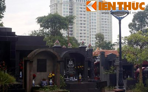 Cư dân nhà giàu Khu đô thị Ciputra (Tây Hồ, Hà Nội) phải làm hàng xóm bất đắc dĩ của các ngôi mộ ở nghĩa trang Xuân Đỉnh. Hầu hết người dân phản ánh: "Sống ở đây, mỗi lần có người chết là tiếng khóc ỉ ôi, hương khói, vàng mã nghi ngút. Đêm tối, ánh sáng lập lòe của vàng mã cháy như bóng ma chập chờn bên ngoài cửa sổ. Người lớn không dám mở cửa, còn trẻ con sợ ngồi thu lu trong phòng”.