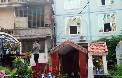 Mộ nằm ngay sát nhà đến nỗi mở cửa ra là gặp mộ, thậm chí có nhiều ngôi mộ nằm áp sát vào cả móng nhà dân.