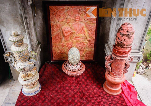 Trong ngôi nhà còn có hàng chục tác phẩm điêu khắc tập hợp sau 10 năm anh Tưởng gắn bó với nghề. Trong ảnh là bộ tác phẩm mang tên Truyền thuyết có giá bán khoảng 50.000 USD ( hơn 1 tỷ đồng).