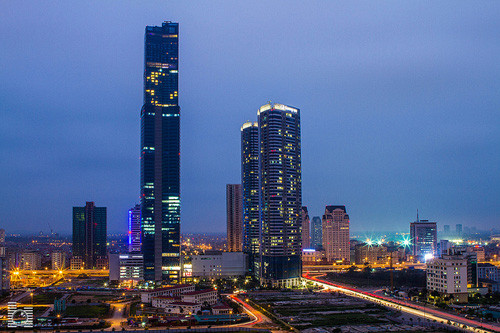 C hung cư cao cấp Keangnam Hanoi Landmark Tower nằm trên đường Phạm Hùng gồm một tòa tháp 70 tầng trên mặt đất và 2 tầng ngầm, được xây dựng trên diện tích đất khoảng 46.000m2, cao 336m. Hai tòa tháp căn hộ cao 47 tầng đã cung cấp 918 căn hộ cao cấp đi kèm cùng với khu khách sạn, trung tâm thương mại và các hạ tầng phụ trợ khác.