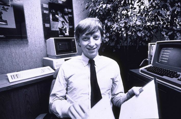 Bill Gates tốt nghiệp trường Lakeside School năm 1973 với số điểm bài thi SAT gần như tuyệt đối 1590/1600. Mùa thu năm đó, ông đã ghi danh vào trường Đại học Harvard. Tuy nhiên, một năm sau, ông đã bỏ học.