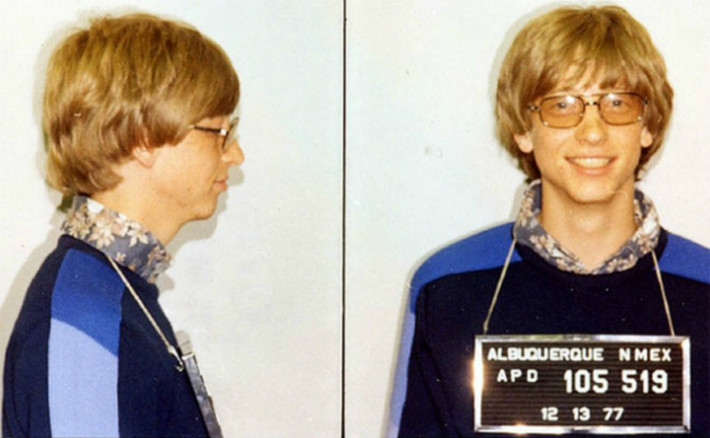 Có rất ít bài báo viết về sự thật kinh khủng này, nhưng trên thực tế, Bill Gates đã 3 lần lĩnh vé phạt vì vi phạm tốc độ lái xe. Lần đầu tiên vào năm 1975, ông bị bắt ở New Mexico vì lái xe quá vận tốc cho phép. Lần thứ 2, năm 1977, ông cũng vi phạm lỗi tương tự, nhưng nặng hơn vì không mang theo bằng lái. Lần thứ 3, năm 1989, ông bị bắt tại California vì lái xe khi có hơi men.