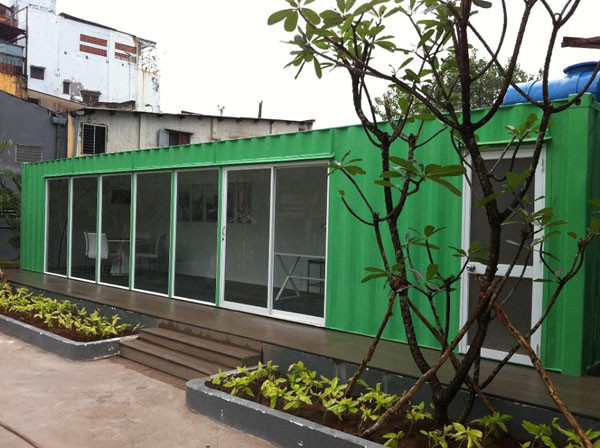 Hiện tại, nhiều công ty lắp đặt nhà container đã có nhiều sáng tạo trong khâu xử lý vật liệu như foam chống nóng, chống ồn, cách nhiệt, cách âm rất tốt và tính năng hoán cải đa dạng về diện tích, không cần giấy phép xây dựng và có thể tháo dỡ trong vòng một ngày.