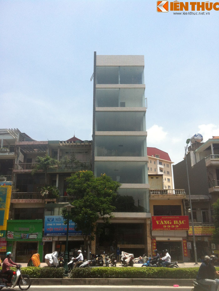 Gần đây, người dân phường Ngọc Lâm (Long Biên, Hà Nội) nói riêng và dư luận nói chung đang xôn xao cho rằng tòa nhà 385 - 387 Nguyễn Văn Cừ chỉ được phép xây dựng 7 tầng và 1 garage nhưng đến nay đã vượt ngưỡng lên đến 9 tầng mà chưa có sự can thiệp của chính quyền địa phương. Tận mục tòa nhà này, PV Kiến Thức nhận thấy, tòa nhà đang trong quá trình hoàn thiện. Ông Lực, người quản lý tòa nhà, cho biết: Tòa nhà được xây từ đầu năm 2013 với số vốn đầu tư lên đến hơn chục tỷ đồng và sẽ hoàn thành trong khoảng 10 ngày nữa.