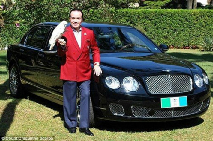 Trước đó, Count Scarpa, tỷ phú người Brazil, đã chôn siêu xe Bentley Continental có giá khoảng 10 tỷ đồng với hy vọng được “tận hưởng” cuộc sống xa hoa ở kiếp sau. Siêu xe của tỷ phú Scarpa có giá khoảng 500.000 USD. Nhiều người đã phê phán sự lãng phí và cho rằng việc chôn siêu xe Bentley là cách mà ông trốn thuế. Tuy nhiên, ông khẳng định rằng việc làm của ông hoàn toàn công khai và hợp pháp.