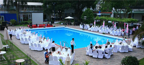 12. Khách sạn Thắng Lợi (200 Yên Phụ, Tây Hồ): Nằm cạnh Hồ Tây với khuôn viên rộng lớn, nhiều cây xanh tạo cảm giác thơ mộng cho tiệc cưới. Đây là điểm đến lý tưởng cho cặp uyên ương muốn tìm không khí thanh bình, ấm cũng giữa lòng thành phố ồn ào. Phòng lớn tại khách sạn Thắng Lợi chứa được khoảng 500 khách. Giá tiệc từ 250.000 đồng/người, chưa kể phí phục vụ và đồ uống. Với mức giá này khách sạn này luôn kín lịch đặt tiệc vào mùa mỗi mùa cưới.