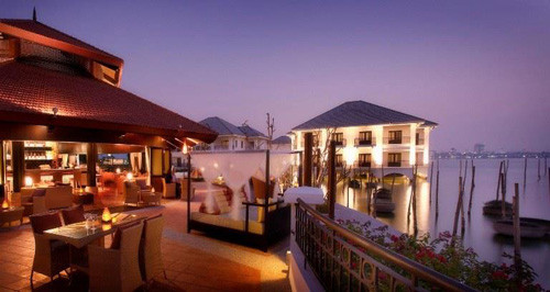 1. Khách sạn InterContinental Hà Nội (Số 1, Nghi Tàm, Tây Hồ):Khách sạn InterContinental Hà Nội có kiến trúc “độc nhất vô nhị” với khu khách sạn, nhà hàng và các dịch vụ giải trí được xây toàn bộ trên mặt nước Hồ Tây. Hiện giá tiệc trọn gói ở đây là từ 970.000/khách đã bao gồm đồ uống và phí phục vụ. Đây là mức giá được xem là đắt đỏ nhất tại các khách sạn tại Hà Nội.