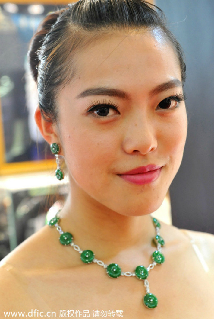 Một người mẫu trong bộ trang sức đắt tiền.