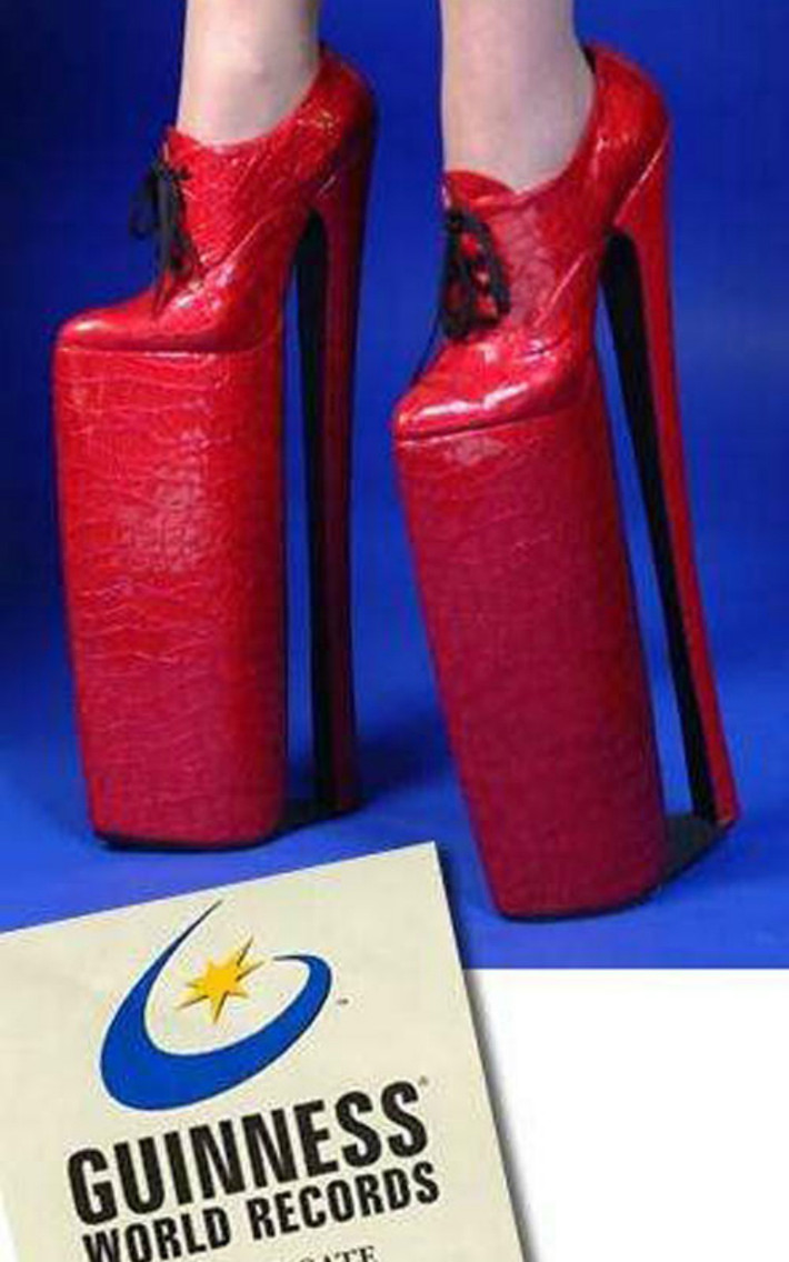 10. Giày của LadyBWear Limited: Năm 2013, sách kỷ lục Guinness đã ghi nhận đây là đôi giày cao gót thương mại cao nhất. Đôi giày là sản phẩm của các nhà thiết kế LadyBWear, đến từ Cheadle, nước Anh. Thiết kế dị hợm này chỉ có thể “lấy lòng” cô ca sĩ nổi tiếng Lady Gaga.