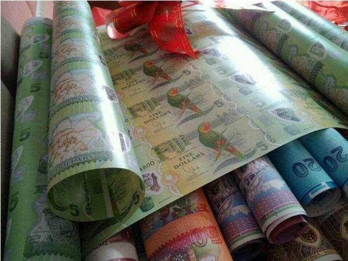 Đám cưới của cô con gái vị tỷ phú này vô cùng xa xỉ. Hầu hết khách mời là những gia đình giàu có, quà mừng cưới là những đồ vật cực kì đắt tiền, ví dụ như xe Bentley, hoa bằng vàng.. Riêng tiền mừng cưới từ bạn học của cô dâu đã là 315 triệu đồng, còn tiền mặt từ quan khách mừng cho cô dâu chú rể lên đến 37,8 tỉ đồng.