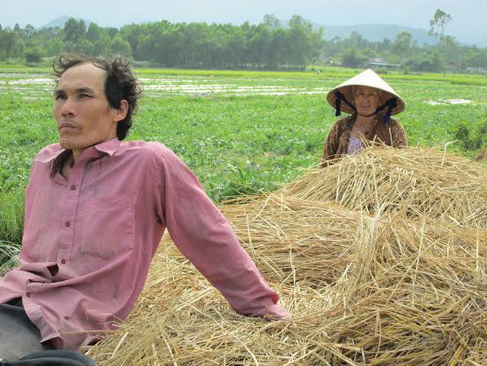Ông Huỳnh Tấn Dũng (thôn Hội Đức, xã Tịnh Hiệp, H. Sơn Tịnh) nhìn xe chở dưa đi trong tâm trạng khó tả. Ông nói: “Trồng dưa như đánh bạc, năm được năm mất, lo tính tiếp chứ hơi đâu mà buồn”.