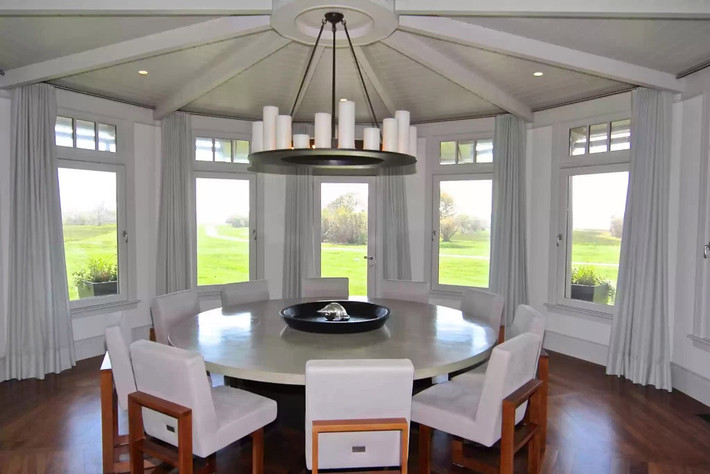 Phòng ăn sáng với 12 chỗ ngồi, bao quanh bởi hệ cửa sổ nhìn ra vườn. Ảnh: Realtor.