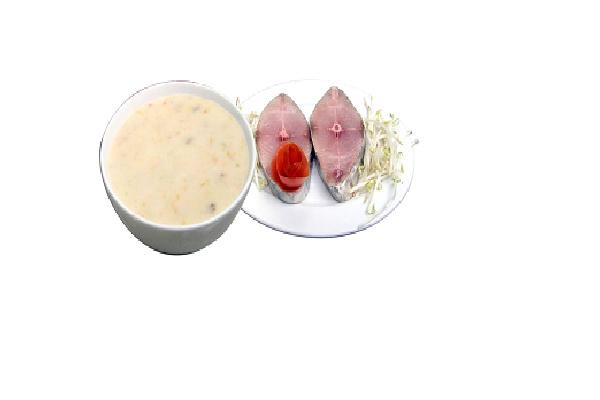 Mẹ cũng nên chọn loại cá có hàm lượng thủy ngân thấp. Đối với trẻ nhỏ tốt nhất bạn nên cho bé ăn những loại cá có thịt màu trắng, vì loại cá này giúp trẻ dễ tiêu hóa và có nguy cơ rất thấp gây nên chứng dị ứng. Những loại như cá rô phi, cà hồi, cá chim, cá bơn, cá thu rất thích hợp cho bé yêu.