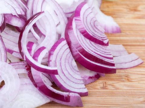 Lấy từng lát hành tây chà lên vùng da mụn ruồi khoảng 20 phút rồi rửa sạch mặt bằng nước lạnh. Cố gắng thực hiện 3 đến 4 lần/ ngày. Ngoài ra, cũng có thể sử dụng nước ép hành tây thoa đều lên vùng da mụn ruồi từ 3 đến 4 lần/ ngày.