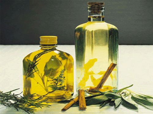 Dầu ô liu. Trộn dầu oliu, nước cốt chanh và mật ong theo một tỷ lệ thích hợp rồi dùng để tẩy da chết. Duy trì cách làm này 1-2 lần/tuần.