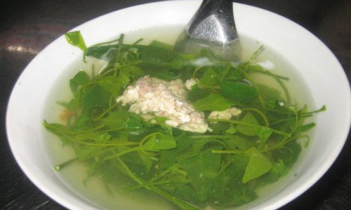 Khi không có thịt cá, chỉ rau sắng nấu suông thôi cũng đủ ngọt ngon lắm rồi. Đặc biệt, với những người sành ăn, khi nấu suông như vậy mới cảm nhận được hết hương vị của rau sắng. Bát canh xanh ngắt thơm mát lành.