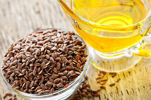 Dầu hạt lanh và mật ong. Trộn dầu hạt lanh với một lượng nhỏ mật ong thành hỗn hợp rồi thoa lên các nốt ruồi hàng ngày.