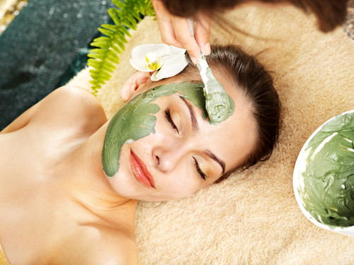 Mặt nạ cho da khô. Đánh nhuyễn chuối hoặc táo rồi trộn với hỗn hợp đất sét (tỉ lệ 1:1). Sau đó,cho thêm một phần sữa chua cùng dầu oliu và một chút nước nếu thấy hỗn hợp bị đặc.