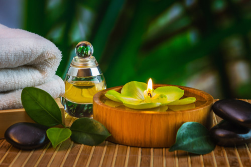 Tinh dầu cây trà. Nhỏ một vài giọt tinh dầu cây trà vào nốt ruồi 2-3 lần/ ngày. Tiếp tục thực hiện cho đến khi nốt ruồi hoàn toàn biến mất.