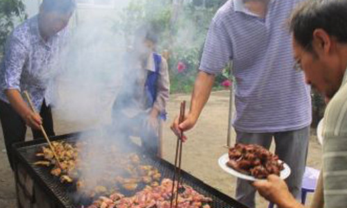 Nếu không có lò nướng, có thể dùng than hoa, cách này thịt rất thơm và ngon.