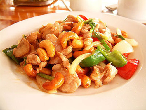Phi thơm hành tỏi băm và gừng sợi, cho thịt gà vào xào săn, thêm 1/2 chén nước dùng, ớt chuông, hành tây, hạt điều, nêm 2 muỗng nước tương. Tắt lửa, thêm ít dầu mè đen và tiêu là được. Dùng nóng với cơm rất ngon.