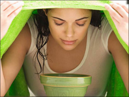 Xông mặt. Kết hợp nước nóng, cánh hoa hồng đỏ, hoa oải hương, lá hương thảo, húng quế, bạc hà vào một bát lớn. Úp một chiếc khăn sạch lên miệng bát trong vòng 5 phút để khăn thấm đều hương thảo dược, sau đó, bỏ khăn ra và để khuôn mặt chìm trong làn hơi từ chiếc bát lớn.