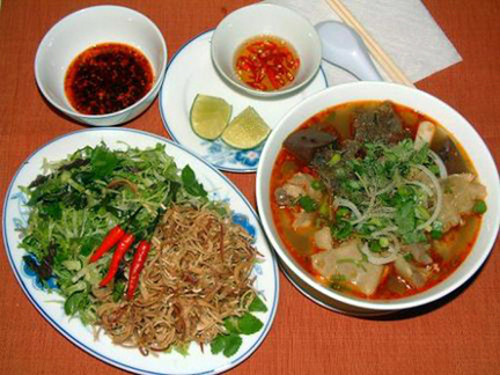 Khi thấy miếng chân giò nhừ, lấy cà chua cắt thành 4 miếng cho vào nồi, đun thêm một chút thì dùng được. Miếng móng giò béo ngậy được để lên trên trông rất ngon mắt. Bún bung ăn kèm với rau sống gồm: hoa chuối thái nhỏ trộn dấm, rau muống chẻ, các loại rau thơm.