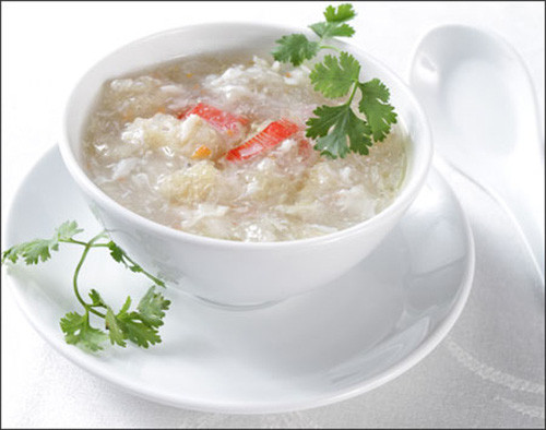 Thêm thịt cua, bóng cá vào nấu chín. Hòa tan bột năng với ít nước lạnh, rồi cho vào súp khuấy đều đến khi súp sánh lại. Sau cùng, đánh tan trứng gà, rưới vào súp, khuấy đều để tạo vân đẹp mắt.