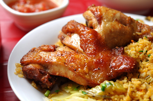 Theo anh chủ quảng cáo thì đây là “nước sốt của Nga được pha chế đặc biệt”. Mỗi suất cơm rang gà có giá 55.000 đồng, có thể được xem là hàng ngon rẻ.