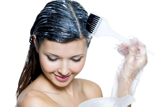 Làm đẹp tóc. Hòa lẫn đất sét bentonite với nước ấm, nước hoa cúc cho đến khi đất sét nhuyễn mịn, bôi đều khắp tóc và để trong 20-30 phút rồi gội sạch bằng nước ấm. Sử dụng mặt nạ bentonite cho mái tóc 2 lần/ tuần.