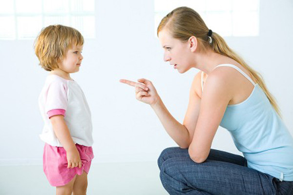 Dù bé còn rất nhỏ, nhưng đồ đạc không thuộc về con thì cha mẹ nên nghiêm cấm để tập tính thành thật cho bé từ nhỏ. Tuy nhiên, đừng xem đứa trẻ là một tên tội phạm. Có những cách xử lý khôn ngoan của cha mẹ sẽ khiến trẻ chừa không dám lần sau.
