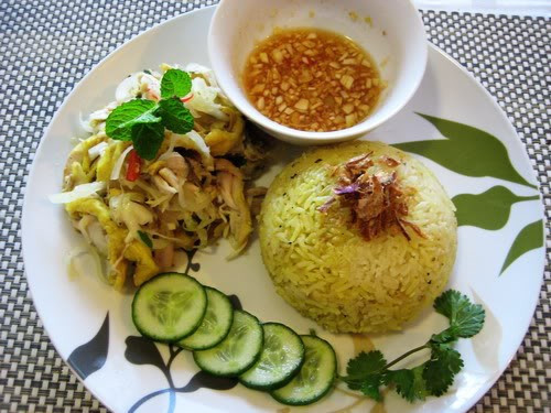 Cơm Gà Tam Kỳ Ngụy Như Kon Tum. Quán ăn này nằm ngay ngã tư Ngụy Như Kon Tum - Lê Văn Thiêm, ở gần làng sinh viên Hacinco. Món cơm gà Tam Kỳ có màu vàng từ nghệ khiến món ăn hấp dẫn ngay cả khi chưa nếm thử. Các suất cơm gà ở đây có nhiều mức giá cho khách lựa chọn từ 30.000 đến 70.000 đồng.