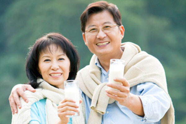 6. Cơ thể không hấp thụ lactose hoặc lười uống sữa. Sữa là một trong những giải pháp tốt nhất để giúp hệ thống xương của bạn được chắc khỏe và thậm chí còn một số loại ung thư. Sữa tốt bởi chứa nhiều canxi, vitamin D và các khoáng chất khác.