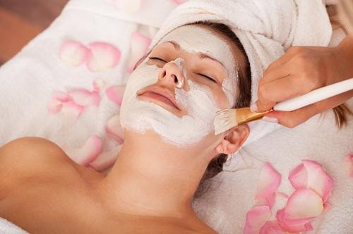 Sau đó đắp mặt nạ lên da. Mặt nạ này sẽ cung cấp những chất dưỡng ẩm cần thiết cho da, đặc biệt là trong những ngày hanh khô.