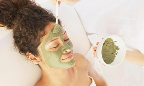 Mặt nạ tẩy tế bào chết. Cho một muỗng canh hạnh nhân vào trong hỗn hợp đất sét đã pha với nước ấm. Có thể thêm một muỗng mật ong để tăng tỉ lệ dưỡng ẩm cho da nữa.