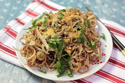 Món này mang hương vị hòa hợp giữa tứ vị "mặn, ngọt, chua, cay", khi ăn có vị thơm hơi chát của hoa chuối, rau thơm, cảm giác giòn của lỗ tai heo và một chút bùi của đậu phộng, ăn kèm nước mắm chua ngọt, khiến người ăn khó lòng mà quên được.