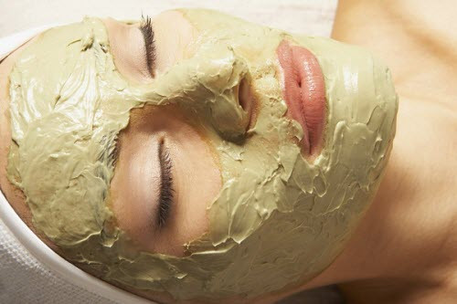 Trộn đều hỗn hợp trên cho dẻo rồi thoa lên da. Khi mặt nạ khô, bạn vừa làm sạch da vừa massage một cách nhẹ nhàng để loại bỏ các tế bào chết với nước ấm. Cuối cùng, thoa thêm kem dưỡng ẩm.