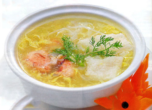 Súp bóng cá thịt cua. Bóng cá thái hạt lựu. Thịt cua trộn với hành tây, 1 thìa cà-phê dầu vừng, 1/3 thìa cà-phê tiêu để bớt tanh. Cho xương gà vào nồi hầm với 2.5 lít nước, vớt bọt liên tục cho nước trong. Thịt mềm, bỏ xương, nêm hạt nêm vào nước dùng cho vừa ăn.