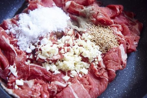 Các loại gia vị để ướp là hành, tỏi, giềng, sữa, mật ong, dầu ăn, tiêu, nước mắm, đường, hạt nêm, bột ngọt, nước dừa, và một ít bột sô đa.