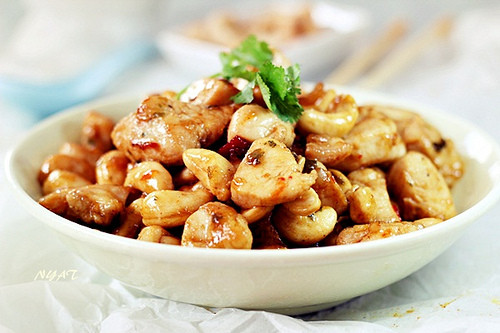 Gà xào hạt điều. Món gà xào hạt điều sẽ có vị ngòn ngọt của gà, vị giòn giòn the the của ớt chuông và đặc biệt là độ bùi bùi, beo béo thơm ngon của hạt điều.