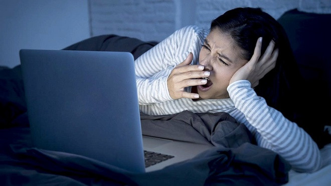 Sử dụng các thiết bị điện tử vào buổi tối: Ánh sáng xanh trong các thiết bị điện tử có thể gây mất ngủ và tăng cân. Chúng cản trở cơ thể sản xuất hormone melatonin. Đây là loại hormone chịu trách nhiệm ổn định chu kỳ giấc ngủ. Thay vì sử dụng điện thoại hoặc máy tính trước khi đi ngủ, bạn hãy đọc sách và nghe nhạc thư giãn. Ảnh: Whaleshares.