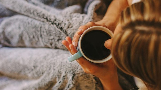 Uống cà phê muộn vào buổi tối: Caffeine có thể giúp bạn tỉnh táo vào buổi sáng, nhưng uống cà phê vào buổi tối làm gián đoạn giấc ngủ. Những rối loạn giấc ngủ có thể thay đổi các hormone quản lý sự thèm ăn và cảm giác no. Ngoài ra, hợp chất axit chlorogenic trong cà phê có thể gây tăng cân. Nguyên tắc là bạn chỉ nên uống cà phê cách thời điểm đi ngủ khoảng 6 giờ. Ảnh: Elitedaily.