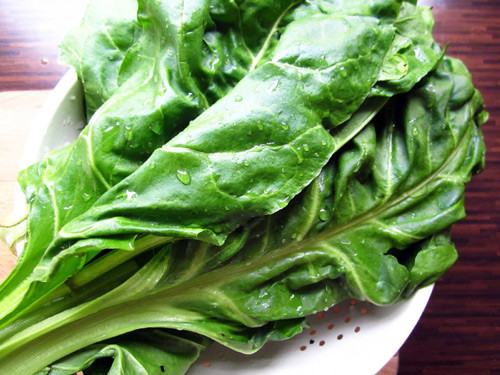 Rau bina. Trong rau bina có hàm lượng kali, vitamin A và C phong phú, ăn thường xuyên sẽ làm tăng thành phần dinh dưỡng trong cơ thể và kích thích lưu thông máu, đạt được sự cân bằng trong quá trình trao đổi chất cũng như đạt được hiệu quả giảm béo ở đùi và bắp chân.
