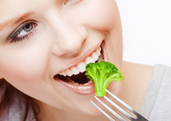 Thực phẩm chữa viêm nướu và sâu răng. Các loại thực phẩm có nhiều chất xơ như bông cải xanh rất tốt cho sức khỏe nướu răng, vì nó chứa bromelain, một hợp chất tự nhiên có tác dụng làm sạch và đặc tính kháng viêm.