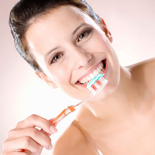 Thực tế, không phải những gì có màu đều có thể nhuộm bẩn răng của bạn, điều quan trọng là bạn phải kết hợp với vệ sinh răng miệng tổng thể. Nên đánh răng kỹ lưỡng sau khi ăn, thường xuyên kiểm trang sức khỏe răng miệng sẽ giúp bạn giữ hàm răng trắng.
